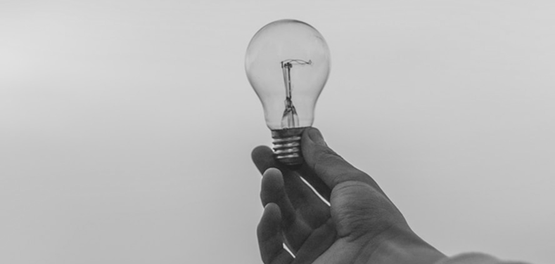 光に照らされた電球